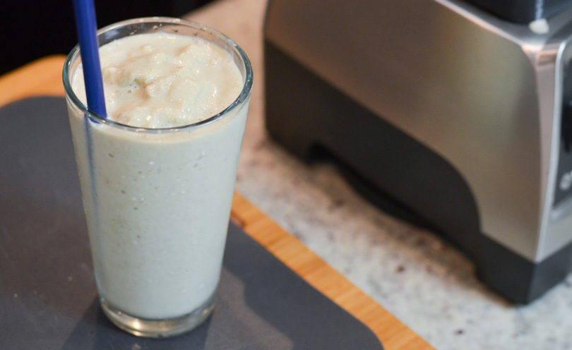 The New NOYOKE Shake next to a Vitamix Pro 750.