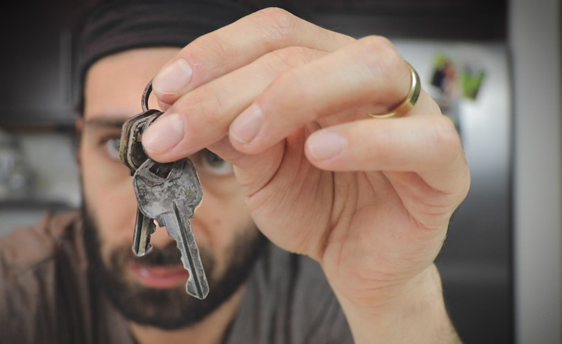 Lenny Gale holding charred keys from house fire