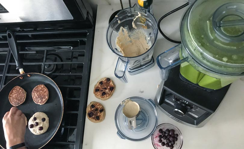 vitamix a3500 and 48 ounce container making green juice and pancakes